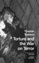 Text: "Tzvetan Todorov. Torture and the War on Terror. With Photographs by Ryan Lobo. Translated by Gila Walker."  
Schwarz-weiße Aufnahme eines gepflasterten Weges und einer Pfütze., Buch