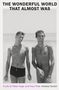 "The Wonderful World That Almost Was. A Life of Peter Hujar and Paul Thek. Zwei lächelnde Männer in Badehosen am Strand."