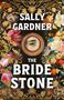 Text: "SALLY GARDNER THE BRIDE STONE". Ein Auge in einem goldenen Rahmen, umgeben von bunten Blumen und dekorativen goldenen Ranken.