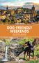 Text in großen Buchstaben: "DOG-FRIENDLY WEEKENDS SCOTLAND". Oben Edinburgh-Ansicht, unten ein Hund vor einem Wasserfall., Buch