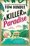 Buchtitel: "A Killer in Paradise". Untertitel: "Six old friends. One deadly secret." Ein tropisches Anwesen mit Palmen.