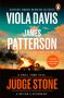 "Viola Davis und James Patterson. Judge Stone: Ein brennendes Gebäude in der Landschaft, Windrad im Hintergrund."