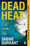 Text: "Dead Heat", "Sabine Durrant". Meer und felsige Küste von oben, Person liegt auf Handtuch.