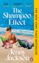 „The Shampoo Effect“ und „Jenny Jackson“ stehen groß in Weiß. Eine Frau sitzt am Strand, lehnt sich zurück.