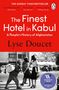 "The Sunday Times Bestseller", "The Finest Hotel in Kabul", "Lyse Doucet". Schwarz-Weiß-Foto von Menschen in einer Stadt., Buch