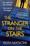 Text: "You were the star witness. Now you're his target. THE STRANGER ON THE STAIRS. From the Sunday Times bestselling author RUTH MANCINI." Im Hintergrund eine Treppe, oben steht eine dunkel gekleidete Person in gelbem Licht. Oben rechts ein Pinguin-Logo.