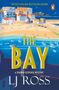 "THE BAY", "A SUMMER SUSPENSE MYSTERY", "LJ ROSS". Illustration: Strand mit bunten Häusern, Menschen und Booten im Vordergrund., Buch