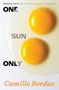 Text: "ONE SUN ONLY" und "Camille Bordas". Zwei Eidotter auf heller Fläche., Buch