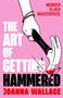 „The Art of Getting Hammered“, „Murder is Her Masterpiece“, Joanna Wallace. Eine Hand hält einen blutbefleckten Hammer., Buch