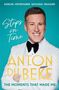 „Steps in Time: The Moments That Made Me“ – Anton Du Beke. Portrait eines Mannes im Anzug mit Fliege., Buch