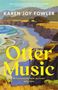 "Karen Joy Fowler, Otter Music", Landschaftsgemälde mit Klippen, Meer und Strand, Zitat von Ruth Ozeki.