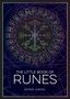 "The Little Book of Runes" von Astrid Carvel. Runenkreis und mystische Symbole.