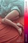 "NOTHING NATURAL", Jenny Diski, Einführung von Lena Dunham. Beine auf einem roten Bett, bedeckt mit blauer Bettdecke., Buch