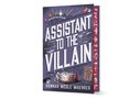 Buchtitel: "Assistant to the Villain" von Hannah Nicole Maehrer. Illustration: Waffen und Accessoires auf lila Hintergrund., Buch