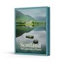 Text: "Scotland, 100 Legendary Places". 
Ein Buchcover zeigt eine Landschaft mit einem See, einer Burg und Bergen im Hintergrund.