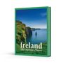 „Ireland 100 Legendary Places“; Klippen über blauem Meer, grünes Randdesign, klare, blaue Himmelsszenerie.