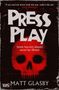 Oben: „If you read one horror book this year, make it this one“ - Josh Winning.

Mittig: „PRESS PLAY“

Darunter: „Some horrors should never be filmed“

Unten: „Matt Glasby“

Im Hintergrund: Roter Totenkopf auf schwarzem Grund. Unten links ein VHS-Logo., Buch