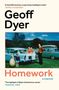 "Homework - a memoir" von Geoff Dyer. Oben ein Foto: Drei Personen neben alten Autos auf einer Wiese.