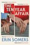 "THE TEN YEAR AFFAIR" von Erin Somers. Hände berühren sich sanft auf einem Geländer, ein Uhr tragender Arm sichtbar.
