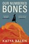„OUR NUMBERED BONES“ steht oben, darunter Lob von Emma Donoghue und Jessie Burton. Silhouette auf orangenem Berg., Buch
