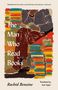 "The Man Who Read Books" von Rachid Benzine. Illustration: Bunte Bücherstapel und lesender Mann in braunem Mantel., Buch