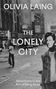 „OLIVIA LAING. THE LONELY CITY. Adventures in the Art of Being Alone.“ Schwarz-weißes Stadtbild mit Person im Vordergrund.
