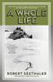 „A Whole Life“ von Robert Seethaler. Schwarz-weißes Foto eines Skifahrers auf einer verschneiten Berglandschaft., Buch