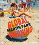 "GLOBAL WARNING MARTIN PARR" auf einem Globus. Menschen sonnen sich am Strand.