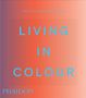 Text: "Living in Colour", "Colour in Contemporary Interior Design", "Phaidon". Hintergrund in weichen Orange- und Rosa-Tönen., Buch