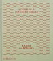 Text: "LIVING IN A JAPANESE HOUSE" und "KANAE HASEGAWA". Rote Muster auf blassem Hintergrund, schlichtes Design., Buch