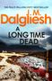 Titel: "A LONG TIME DEAD", Autor: J.M. Dalgliesh, Beschreibung: Landschaft mit Bach, Berge im Hintergrund, düstere Wolken., Buch