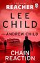 "The New Reacher. Lee Child and Andrew Child. Chain Reaction. Silhouetten zweier Personen vor einem roten Himmel und Diner.", Buch