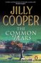 "Jilly Cooper: The Common Years." Ein Mensch spaziert mit zwei Hunden in einer grünen Landschaft, herbstliche Bäume.