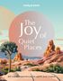 "The Joy of Quiet Places", "60 travel experiences to uplift and inspire". Illustration: Wüstenlandschaft mit Felsen und Bäumen.