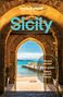 „Sicily: Volcano tourism, Beach guides, Sicily’s ancient history.“ Steinbogen mit Blick auf Strand und Meer., Buch