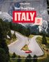 Lonely Planet, Best Road Trips Italy. Ein rotes Auto auf einer Serpentinenstraße, umgeben von Bergen und Tannen., Buch