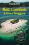 "Lonely Planet Bali, Lombok & Nusa Tenggara. Kleiner Strand mit grüner Insel, Boote im klaren Wasser, hügelige Landschaft im Hintergrund.", Buch