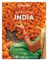 „Experience India. Get away from the everyday.“ Eine Person fädelt orangefarbene Blüten inmitten eines Blütenmeers auf., Buch