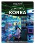 „EXPERIENCE KOREA“, leuchtende Automaten in einem neonbeleuchteten Raum, Menschen bedienen sie., Buch