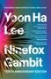 "Beautiful, brutal..." Zitat von Alastair Reynolds. Titel: "Yoon Ha Lee Ninefox Gambit", bunte Strahlen auf blauem Hintergrund., Buch