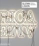 Oben rechts: "GLENN LIGON" mit Autoren. Großes, spiegelverkehrtes, leuchtendes "AMERICA" darunter.