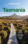 **Tasmania**. Guide to Cradle Mountain, Hobart food and nightlife, 8 driving tours. Ein Holzsteg führt durch eine grüne Landschaft.