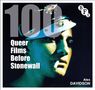 "100 Queer Films Before Stonewall" steht in großer Schrift. Darunter ist ein Porträt einer Person mit Hut in blauem Licht.
