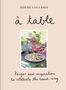"Zoé de las Cases", "à table", "Recipes and inspiration to celebrate the French way." Ein gedeckter Tisch im Freien mit Essen., Buch