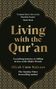 „Living with the Qur’an“, Aliyah Umm Raiyaan. Goldene Schrift auf schwarzem Hintergrund mit orientalischen Mustern.