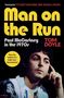 "Man on the Run: Paul McCartney in the 1970s" von Tom Doyle. Ein Mann denkt nach, Hand am Gesicht.