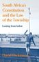 „South Africa's Constitution and the Law of the Township: Looting from below“ von David Dickinson. Eine Person balanciert.