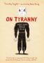 „ON TYRANNY“ und „Twenty Lessons from the Twentieth Century“. Illustration: Figur mit Anzug und Papiergesicht., Buch