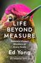 „LIFE BEYOND MEASURE: Nature’s Hidden Wonders at Every Scale“, Ed Yong. Nahaufnahme eines Kolibris mit bunt schillerndem Gefieder.