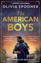 „A GRIPPING WWII DRAMA“, „THE AMERICAN BOYS“, „Sworn to defend…“, „Forever changed…“. Ein Paar umarmt sich bei Sonnenuntergang., Buch